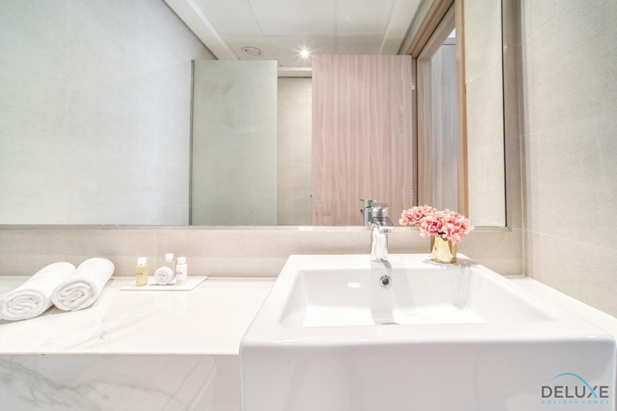 Apartment Decent 1br At Azizi Riviera 17, Al Merkadh By Deluxe Homes *